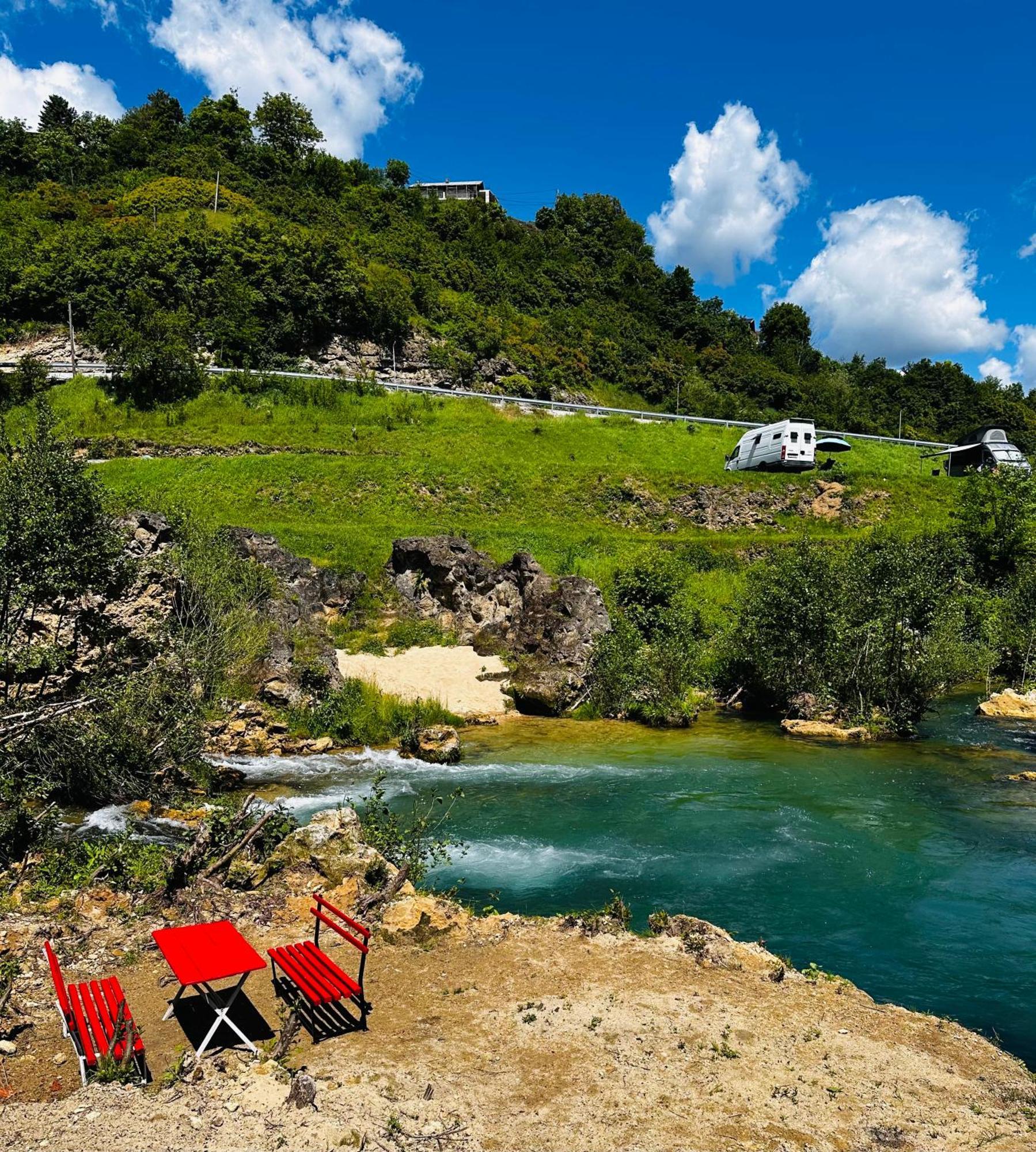 Apart Cobras Jajce Exteriör bild